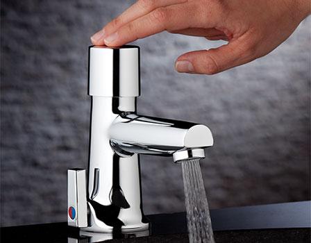 Chicago Faucets 3500系列 metering restroom faucet with user temperature control